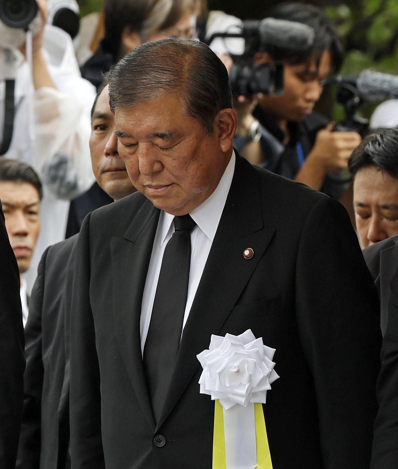 「長崎原爆犠牲者慰霊平和祈念式典」で原爆がさく裂した時刻に合わせ黙とうする石破首相（共同）