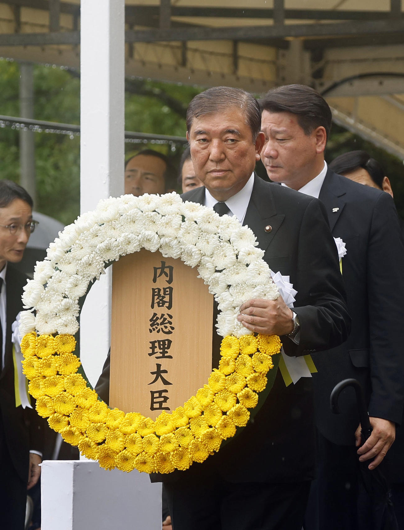 「長崎原爆犠牲者慰霊平和祈念式典」で献花に向かう石破首相（共同）