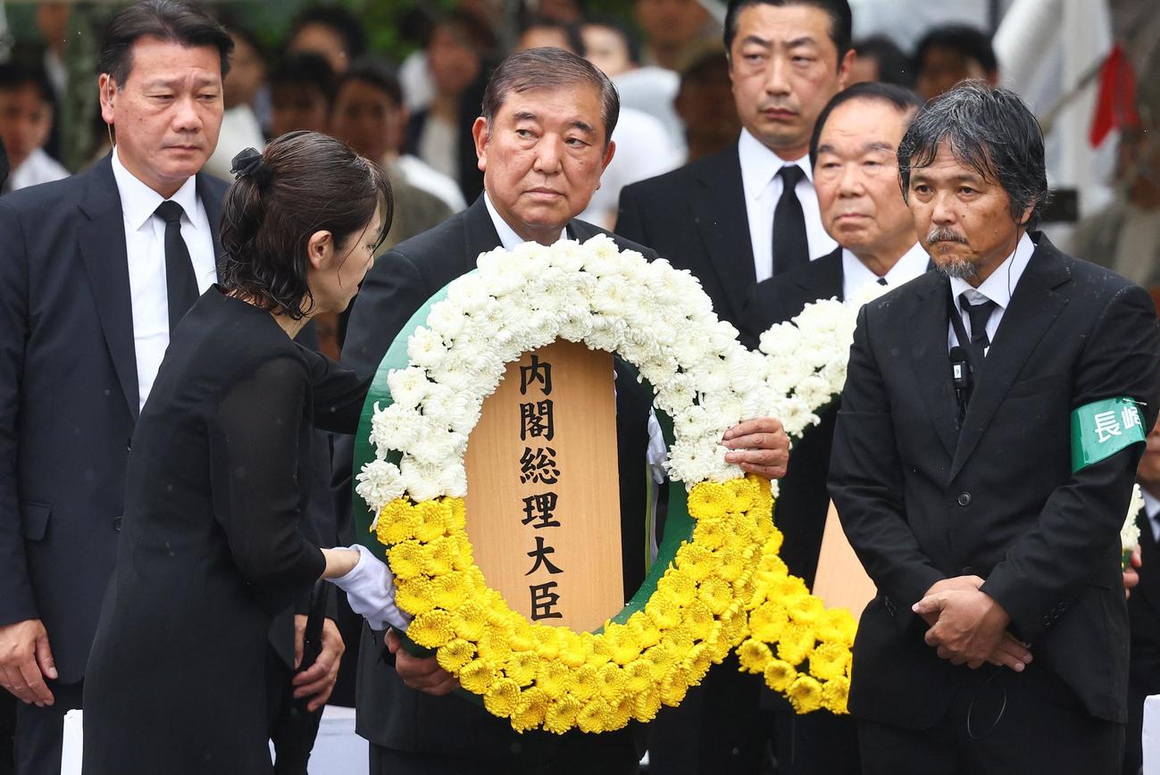 長崎の原爆犠牲者に献花する石破茂首相（ロイター）