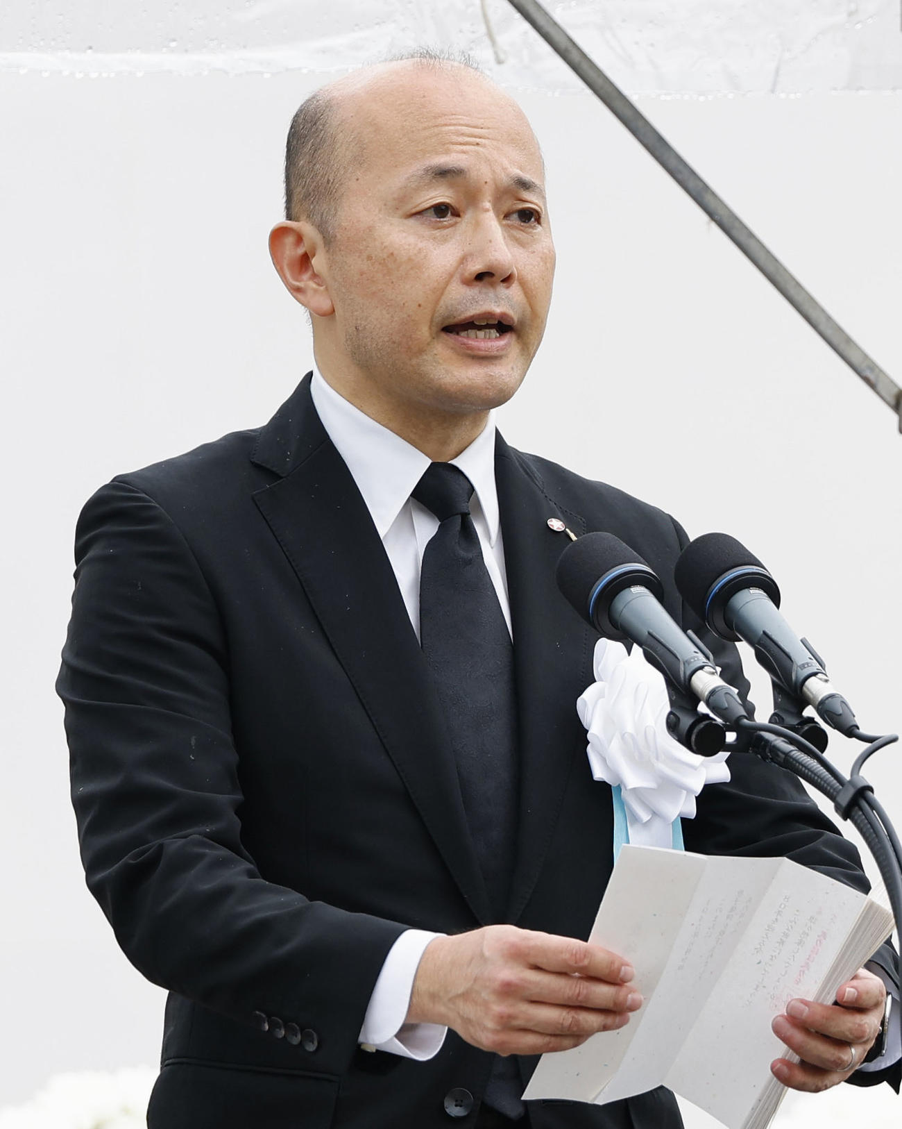 「長崎原爆犠牲者慰霊平和祈念式典」で平和宣言を読み上げる長崎市の鈴木史朗市長＝9日午前（共同）