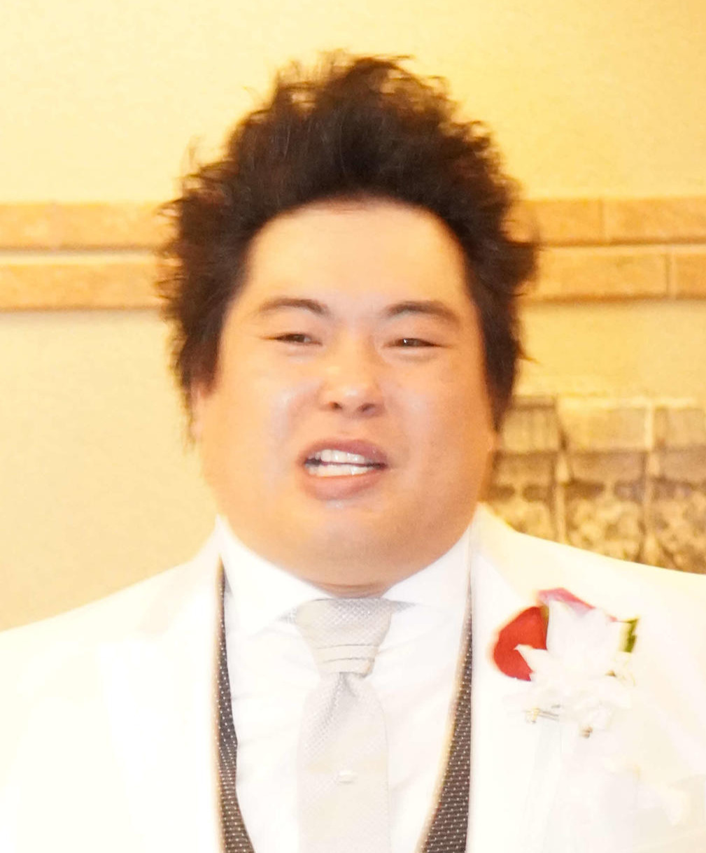 挙式を終えて笑顔のしーちゃんとへずまりゅう（撮影・沢田直人）