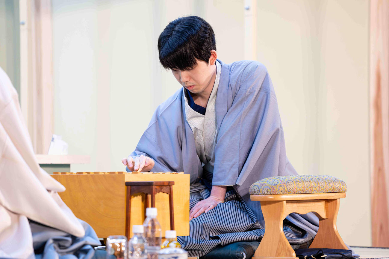 佐々木勇気八段を下して2年ぶり3度目の優勝へ好スタートを切った藤井聡太7冠