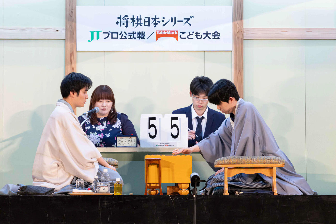 10月から始まる竜王戦7番勝負の前哨戦となったJT杯2回戦静岡大会は佐々木勇気八段（左）を藤井聡太7冠（右）が下した