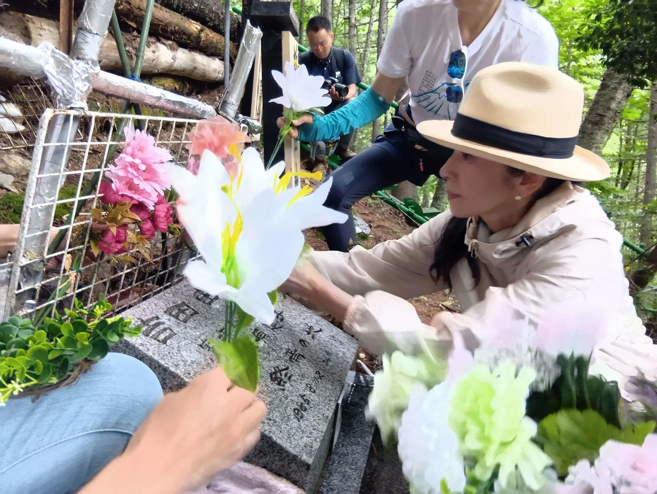 黒木瞳は親友の北原遥子さんの墓碑に花を供えた（撮影・松田秀彦）