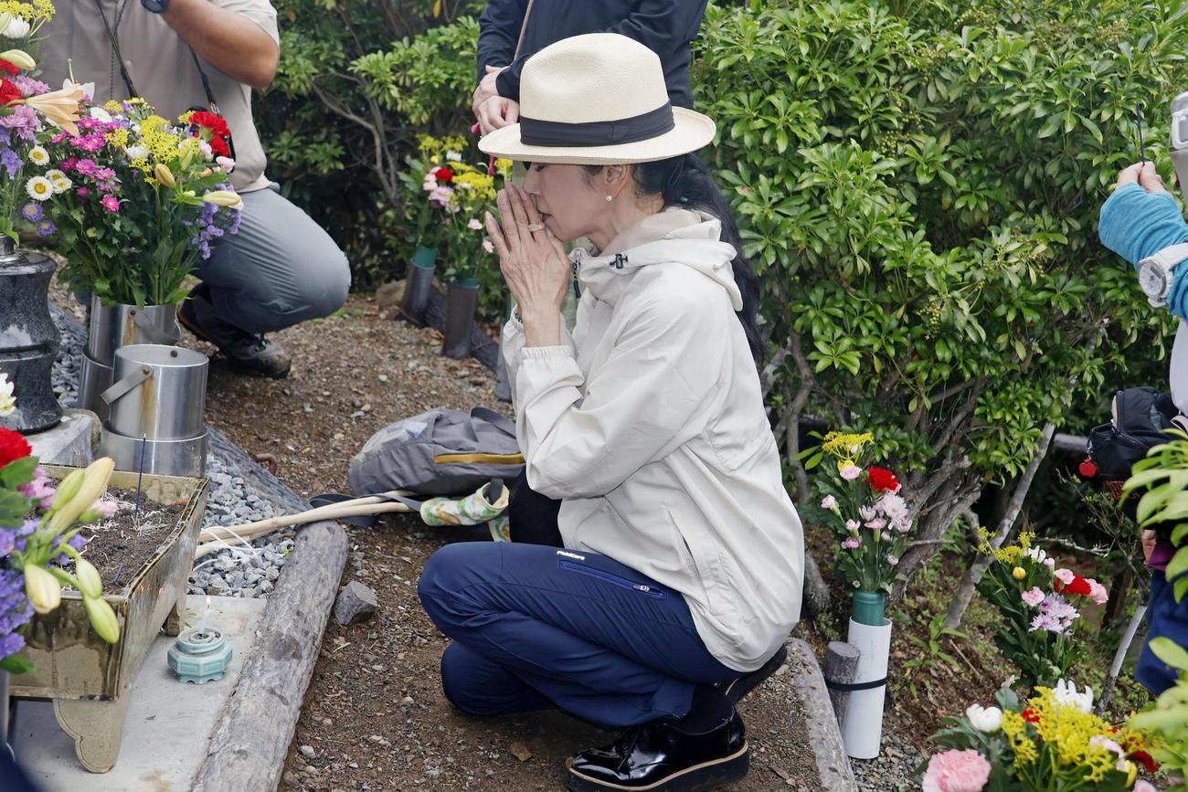墜落事故現場の「昇魂之碑」に手を合わせる俳優の黒木瞳さん（共同）