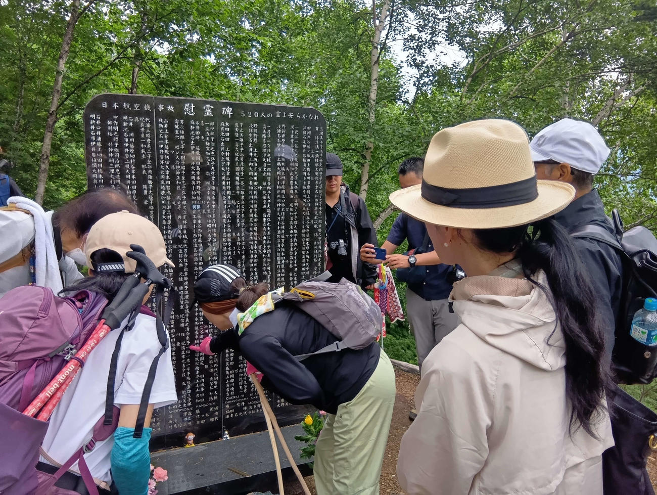犠牲になった520人の名前が刻まれた慰霊碑の前でたたずむ黒木瞳（撮影・松田秀彦）