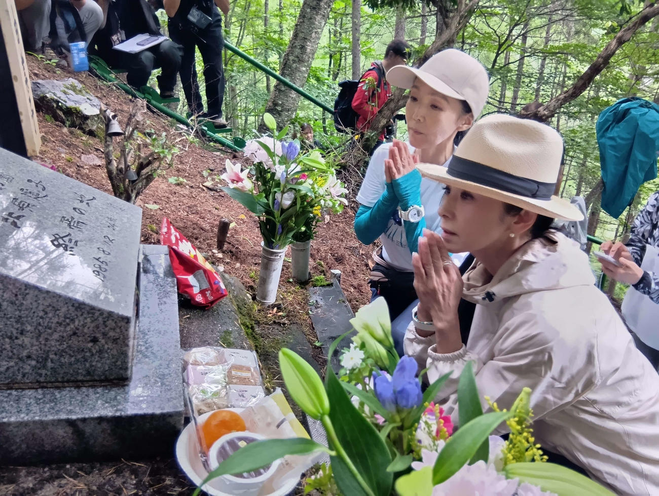 黒木瞳（右）は北原遥子（本名・吉田由美子）さんの墓碑の前で手を合わせた（撮影・松田秀彦）