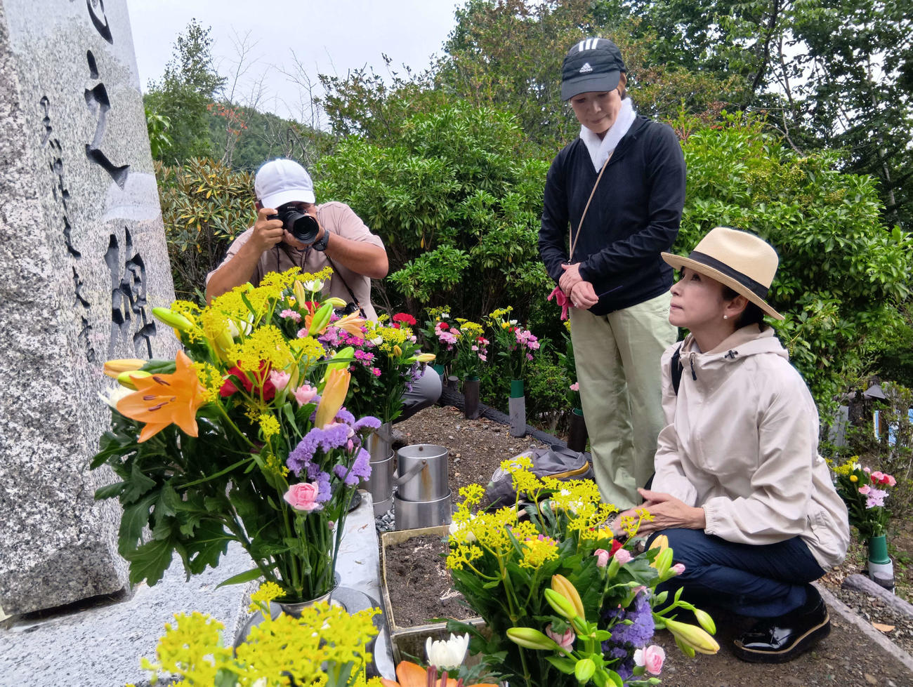 黒木瞳（右）は御巣鷹の尾根に建立された昇魂之碑をじっと見つめた（撮影・松田秀彦）