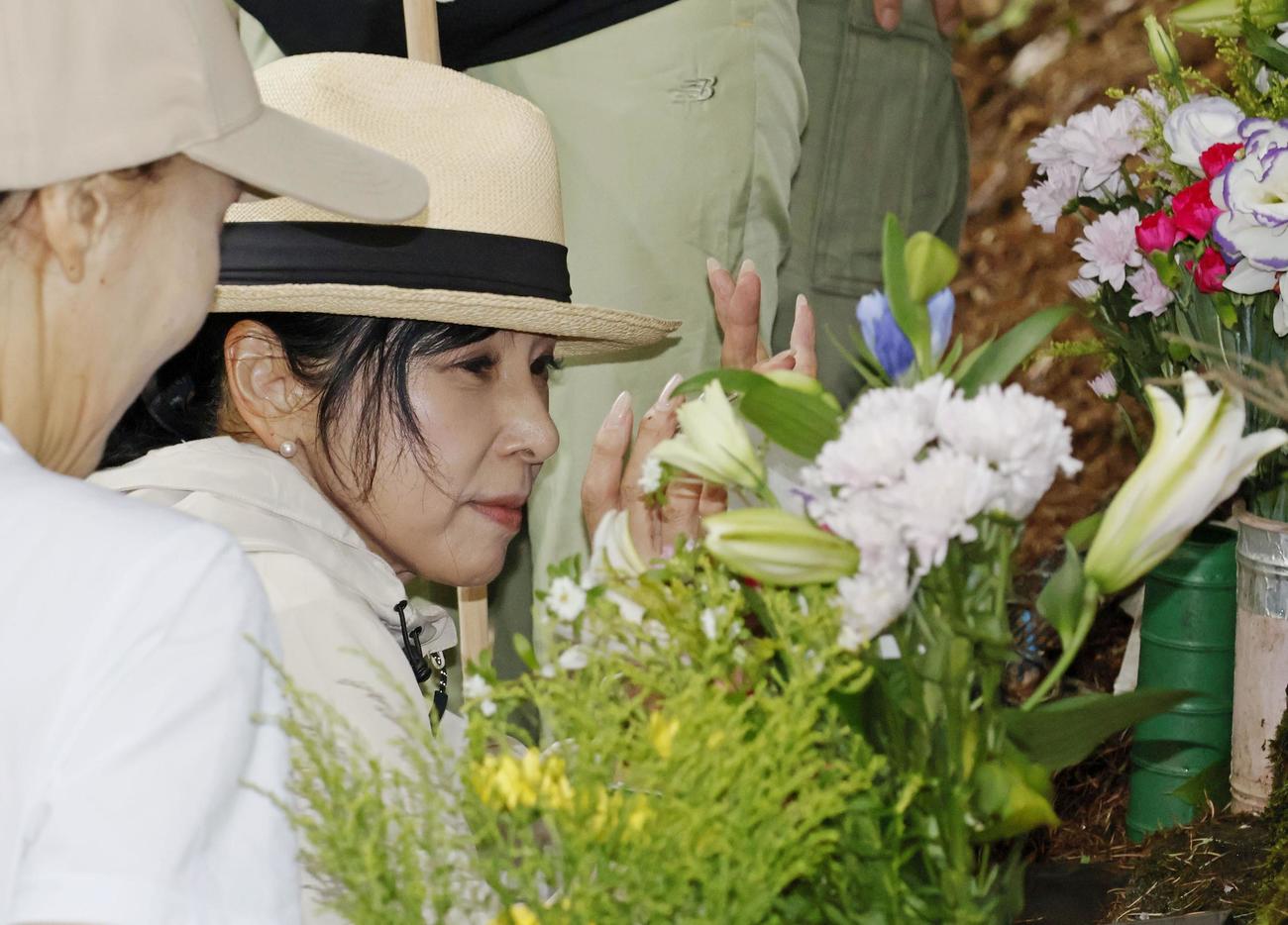 日航機墜落事故で犠牲となった宝塚歌劇団出身の北原遥子さんの墓標を訪れた同期の俳優黒木瞳さん（共同）