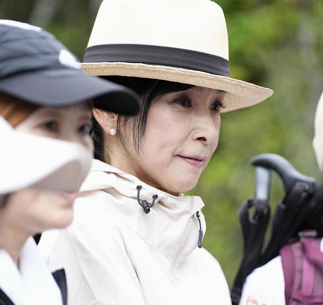 「御巣鷹の尾根」を訪れた俳優の黒木瞳さん（共同）