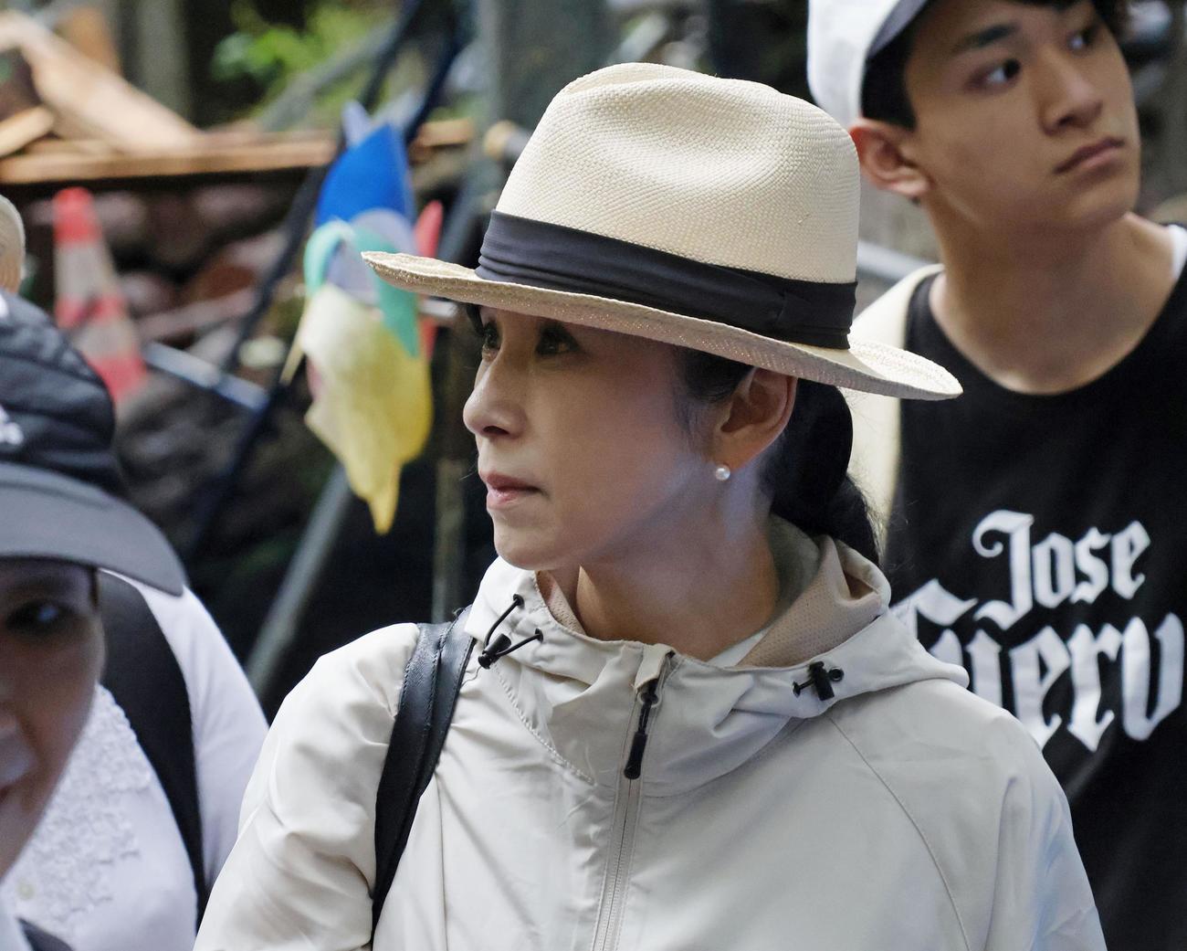 墜落事故現場「御巣鷹の尾根」を初めて慰霊登山した俳優の黒木瞳さん（共同）