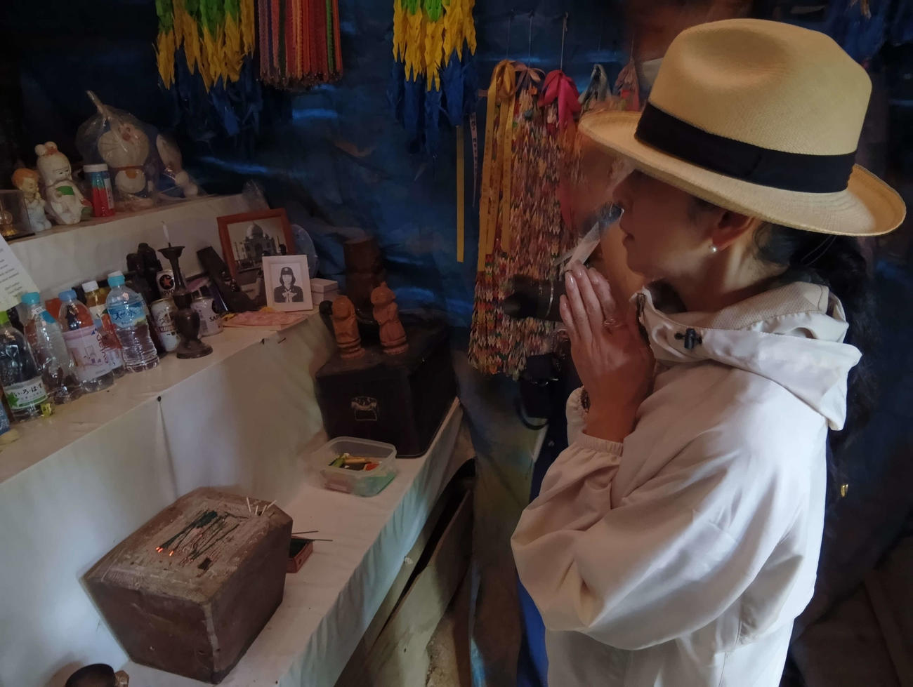 黒木瞳は慰霊登山者のお供えの品々が飾られた祭壇で手を合わせた（撮影・松田秀彦）