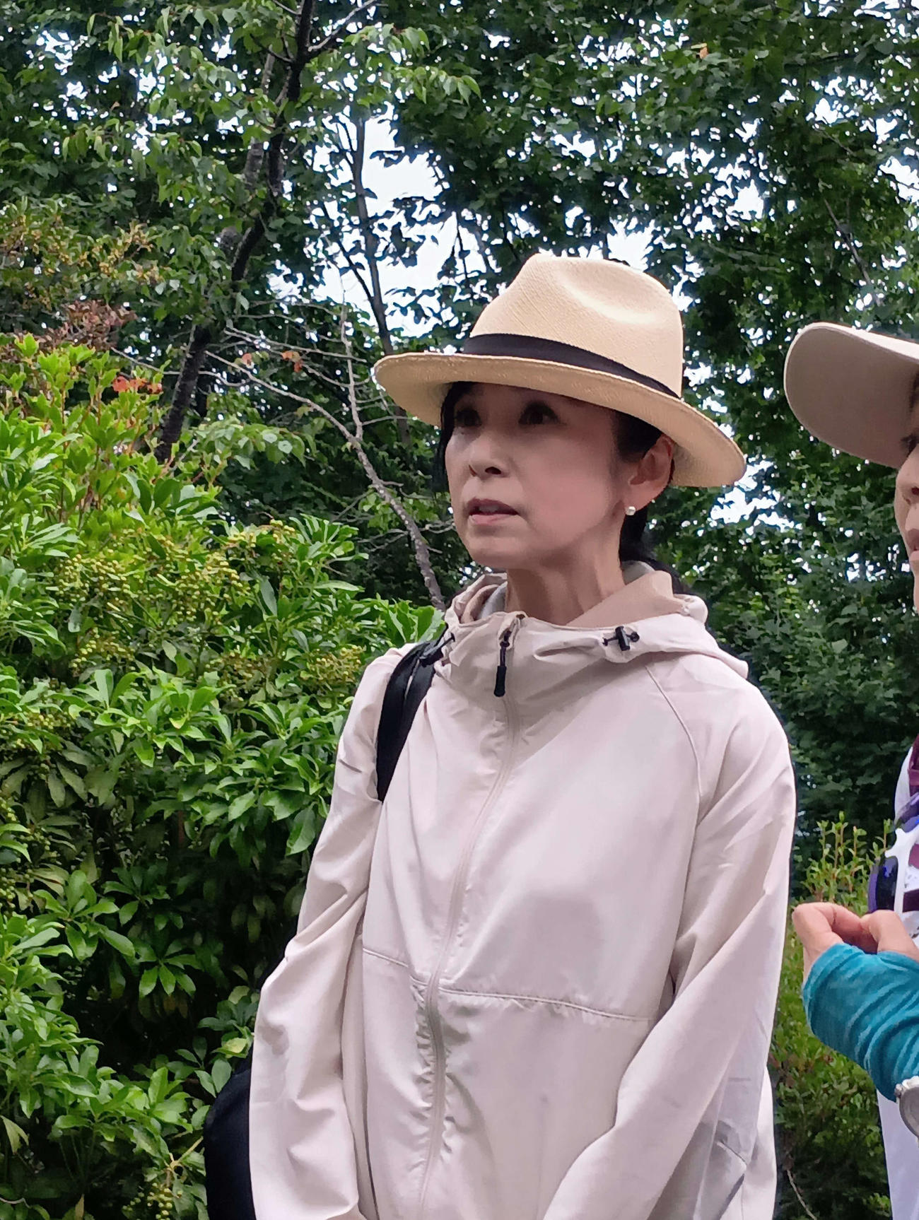 黒木瞳は墓碑の中に北原遥子さんの名前を見つけた後、ほかの犠牲者の名前一つ一つにも視線を送った（撮影・松田秀彦）