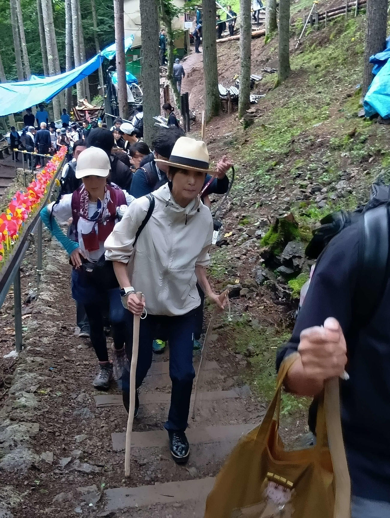 御巣鷹の尾根で慰霊登山を行った黒木瞳（撮影・松田秀彦）