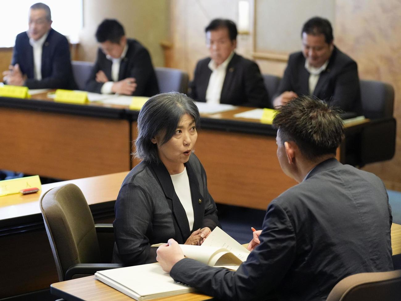 静岡県伊東市議会の百条委員会で証人尋問に応じ、同席した弁護士（右）と話す田久保真紀市長＝13日午前（共同）