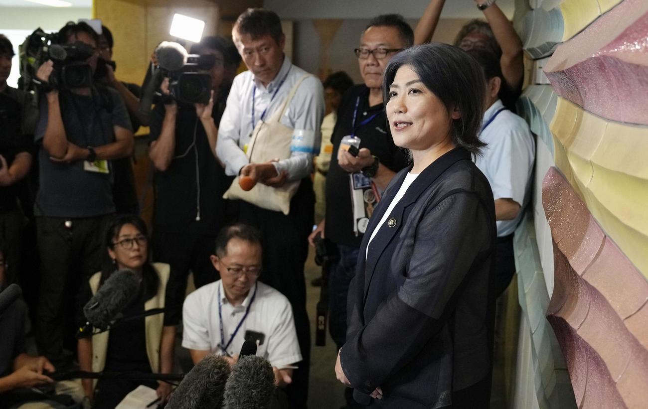 静岡県伊東市議会の百条委員会での証人尋問を終え、記者の質問に答える田久保真紀市長（共同）