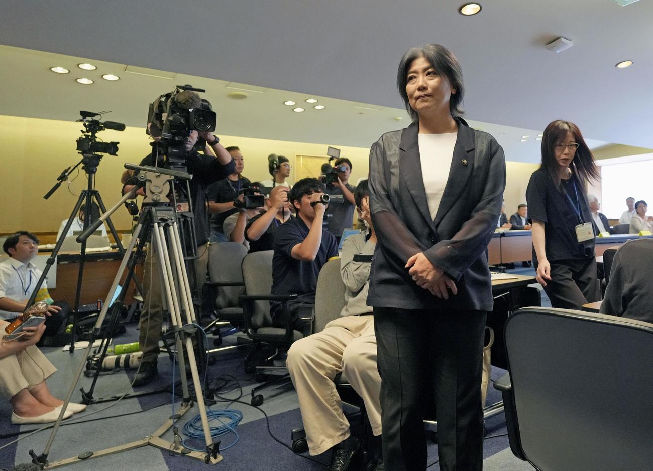 静岡県伊東市議会の百条委員会で、証人尋問に臨む田久保真紀市長（共同）