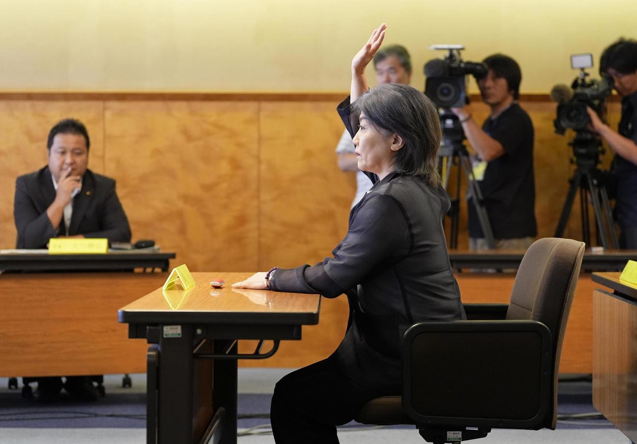 静岡県伊東市議会の百条委員会で、証人尋問に応じる田久保真紀市長（共同）