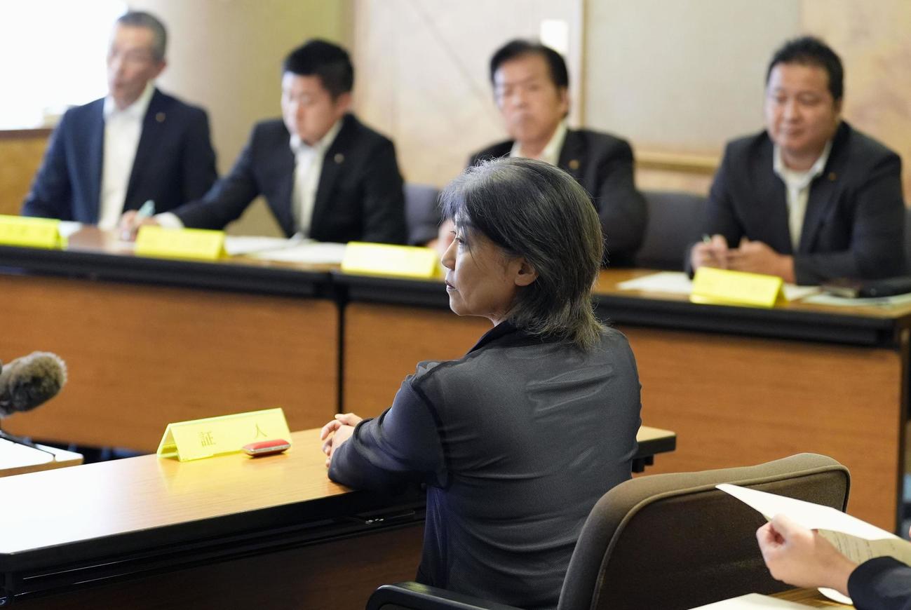 静岡県伊東市議会の百条委員会で、証人尋問に応じ質問を聞く田久保真紀市長（共同）