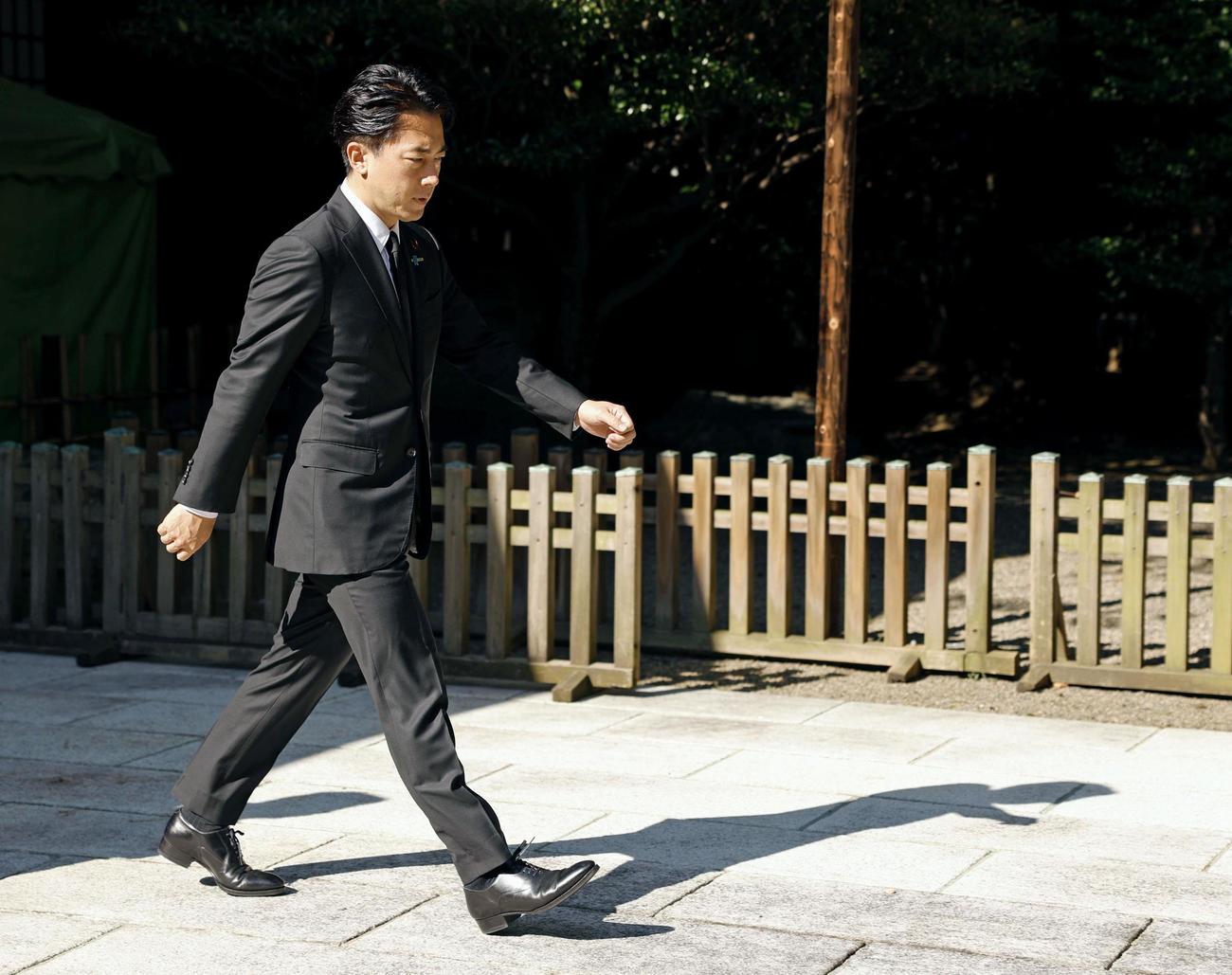 靖国神社を参拝した小泉農相（共同）