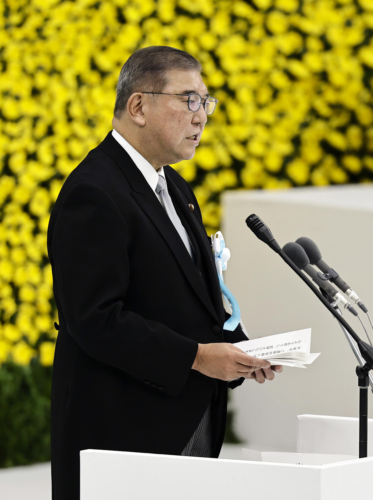 全国戦没者追悼式で式辞を述べる石破首相（共同）