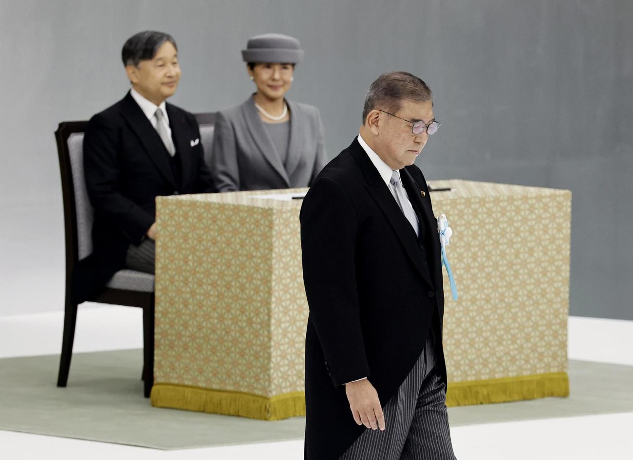 全国戦没者追悼式に参列された天皇、皇后両陛下と式辞を終えた石破首相（共同）
