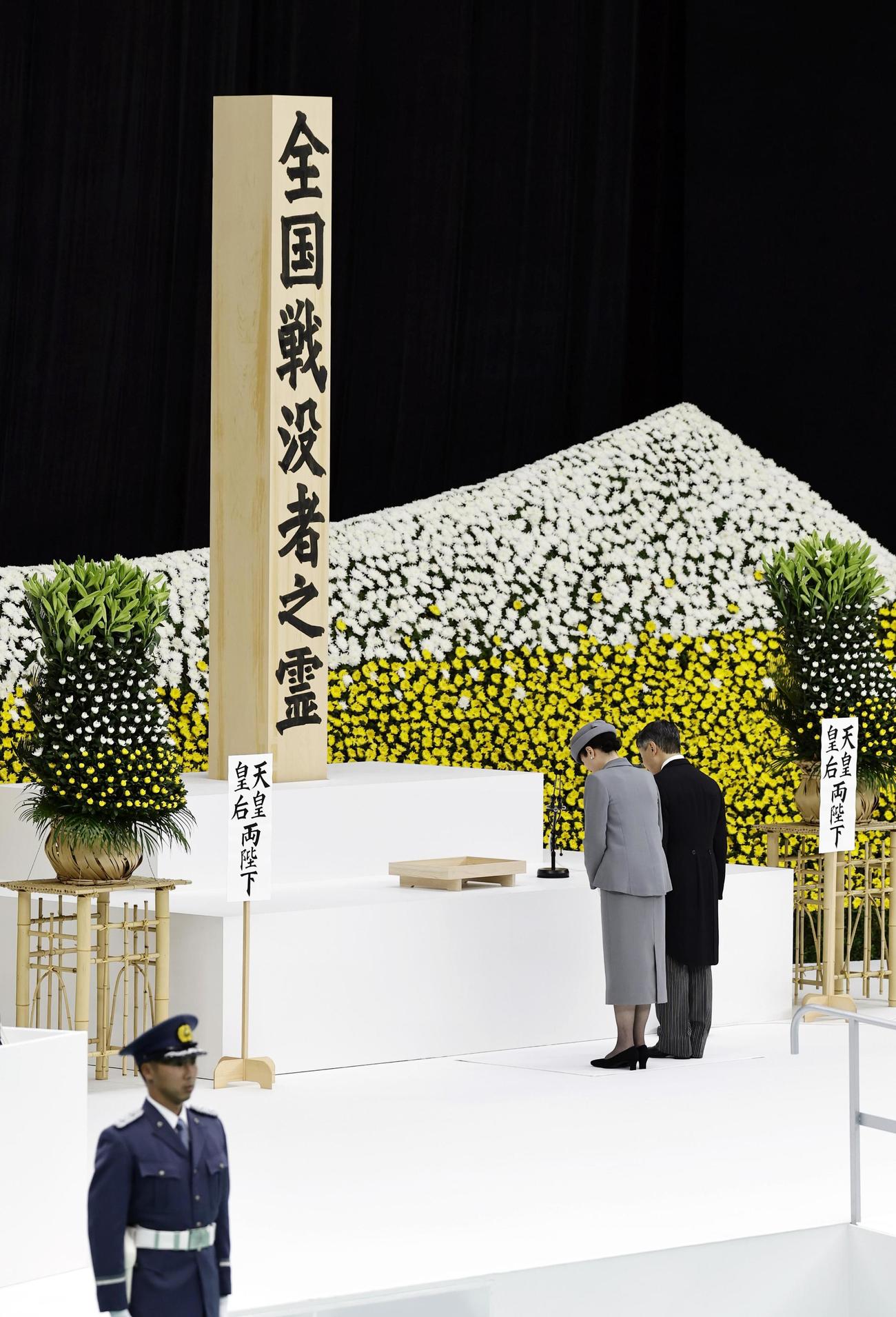戦後80年の全国戦没者追悼式で黙とうされる天皇、皇后両陛下（共同）
