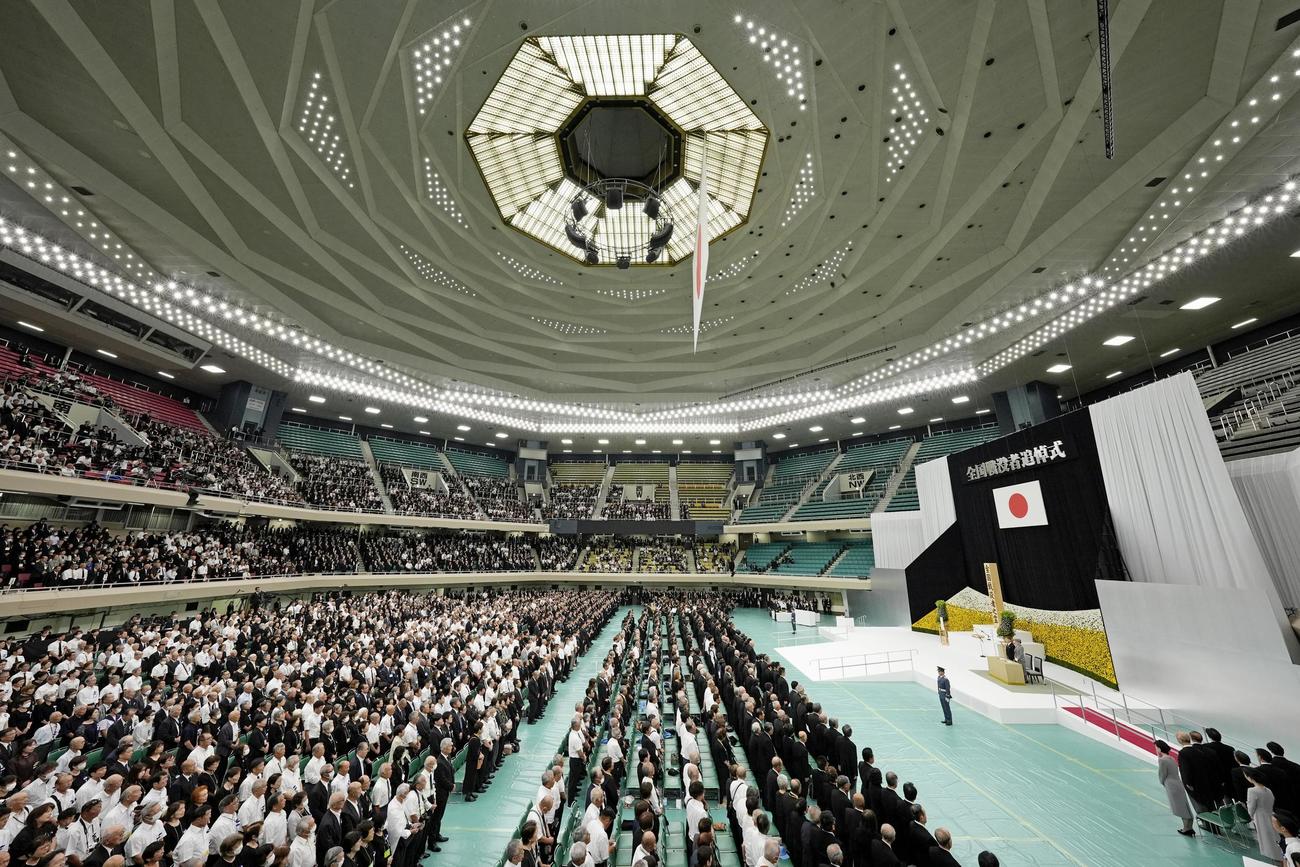 東京・日本武道館で行われた、戦後80年の全国戦没者追悼式（共同）