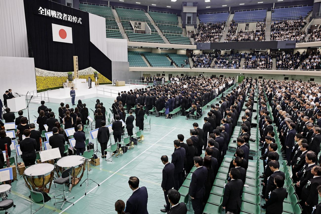東京・日本武道館で行われた戦後80年の全国戦没者追悼式（共同）