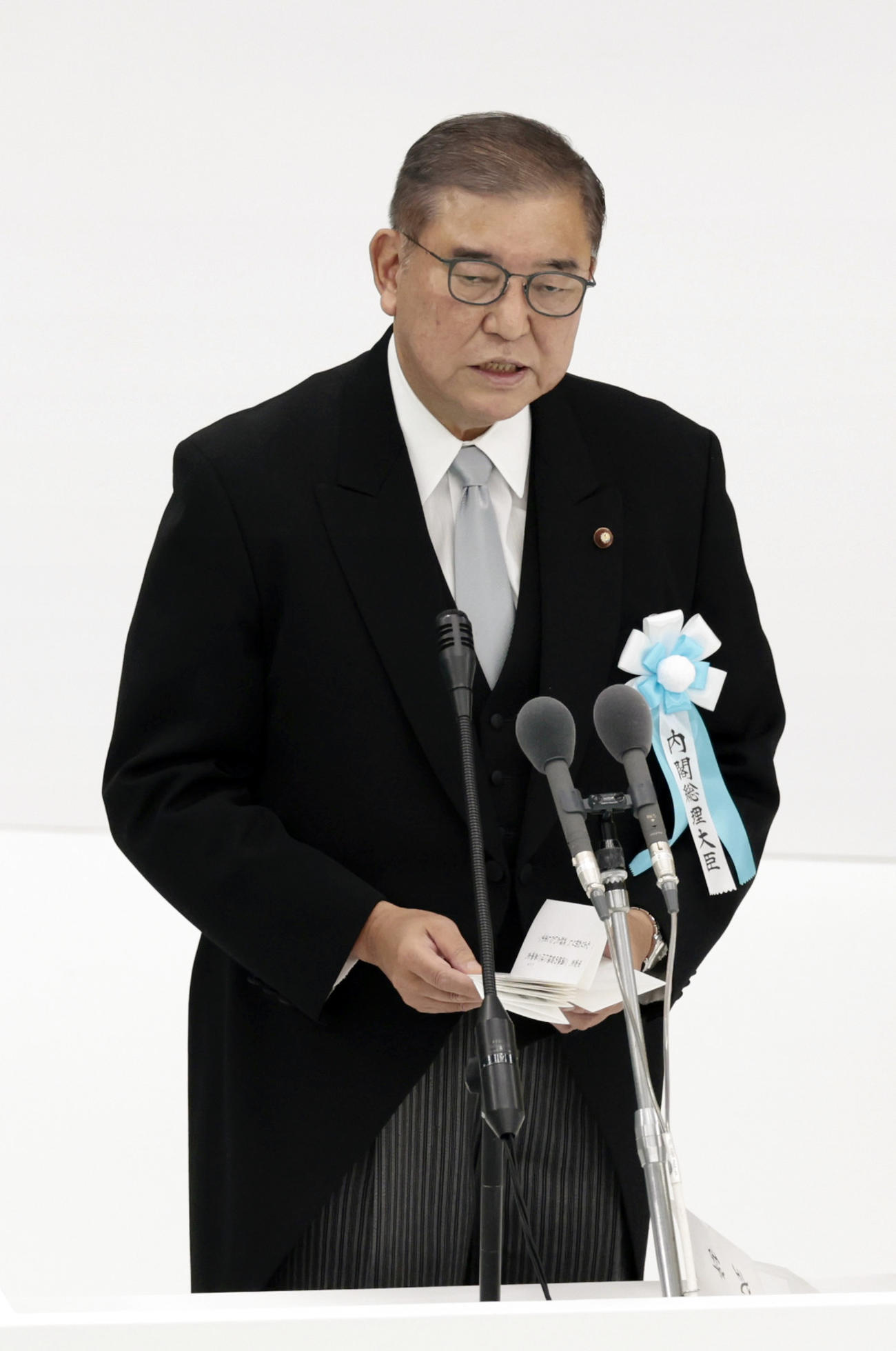 全国戦没者追悼式で式辞を述べる石破首相（共同）