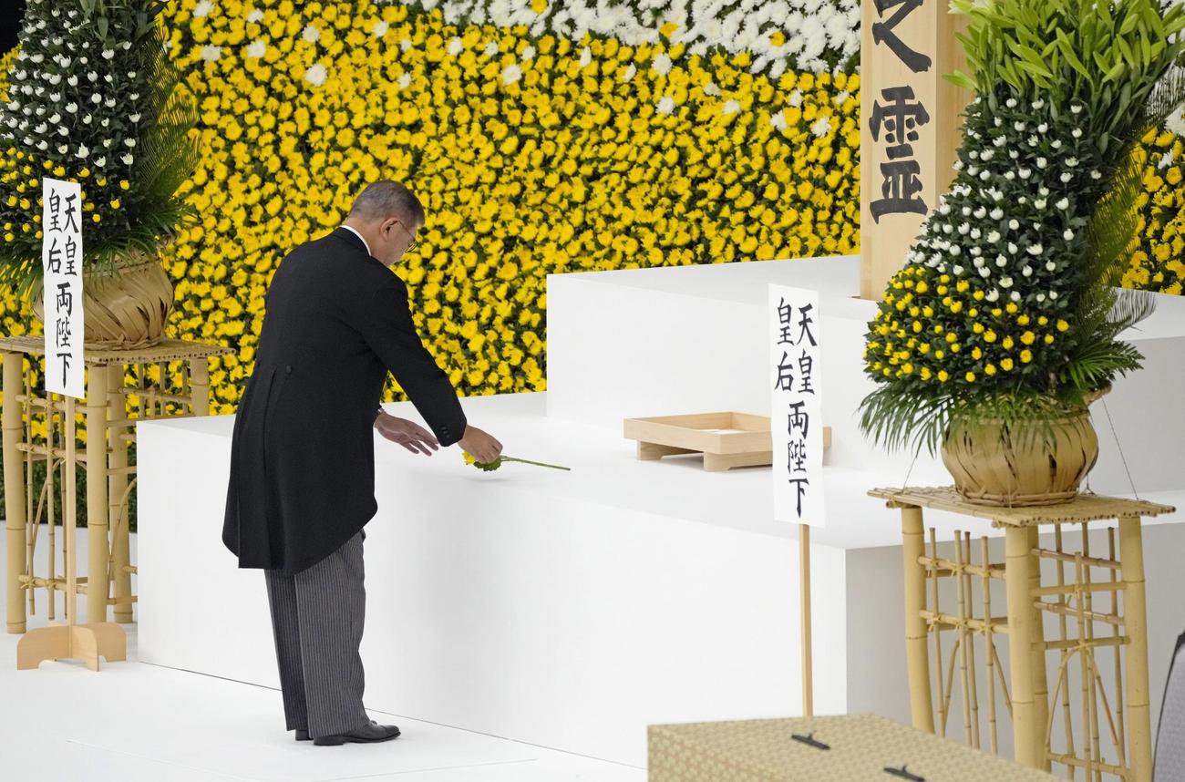 全国戦没者追悼式で献花する石破首相（共同）