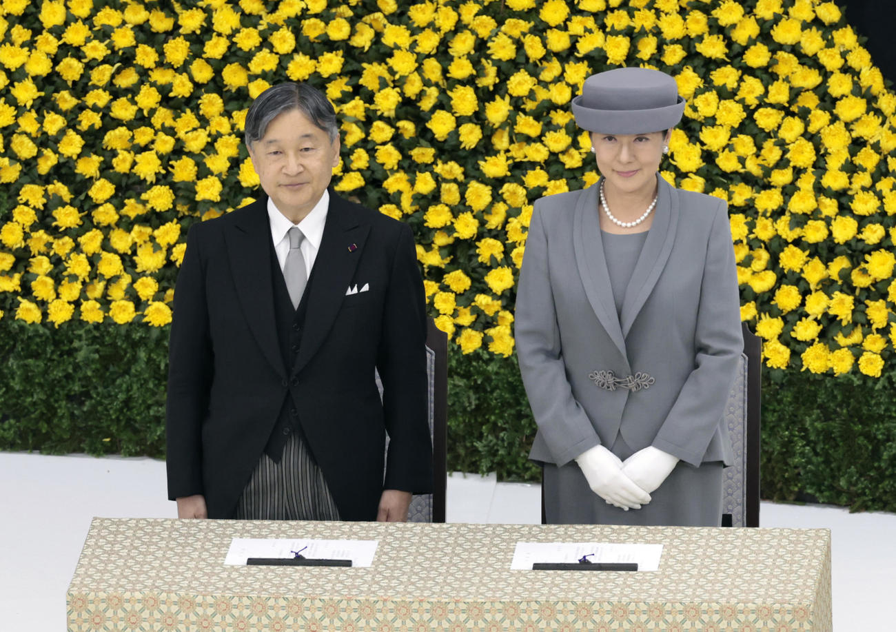 全国戦没者追悼式に参列された天皇、皇后両陛下（共同）