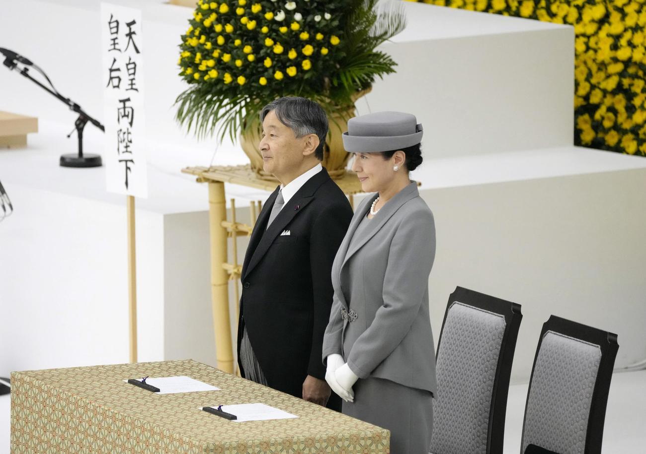 全国戦没者追悼式に参列された天皇、皇后両陛下（共同）