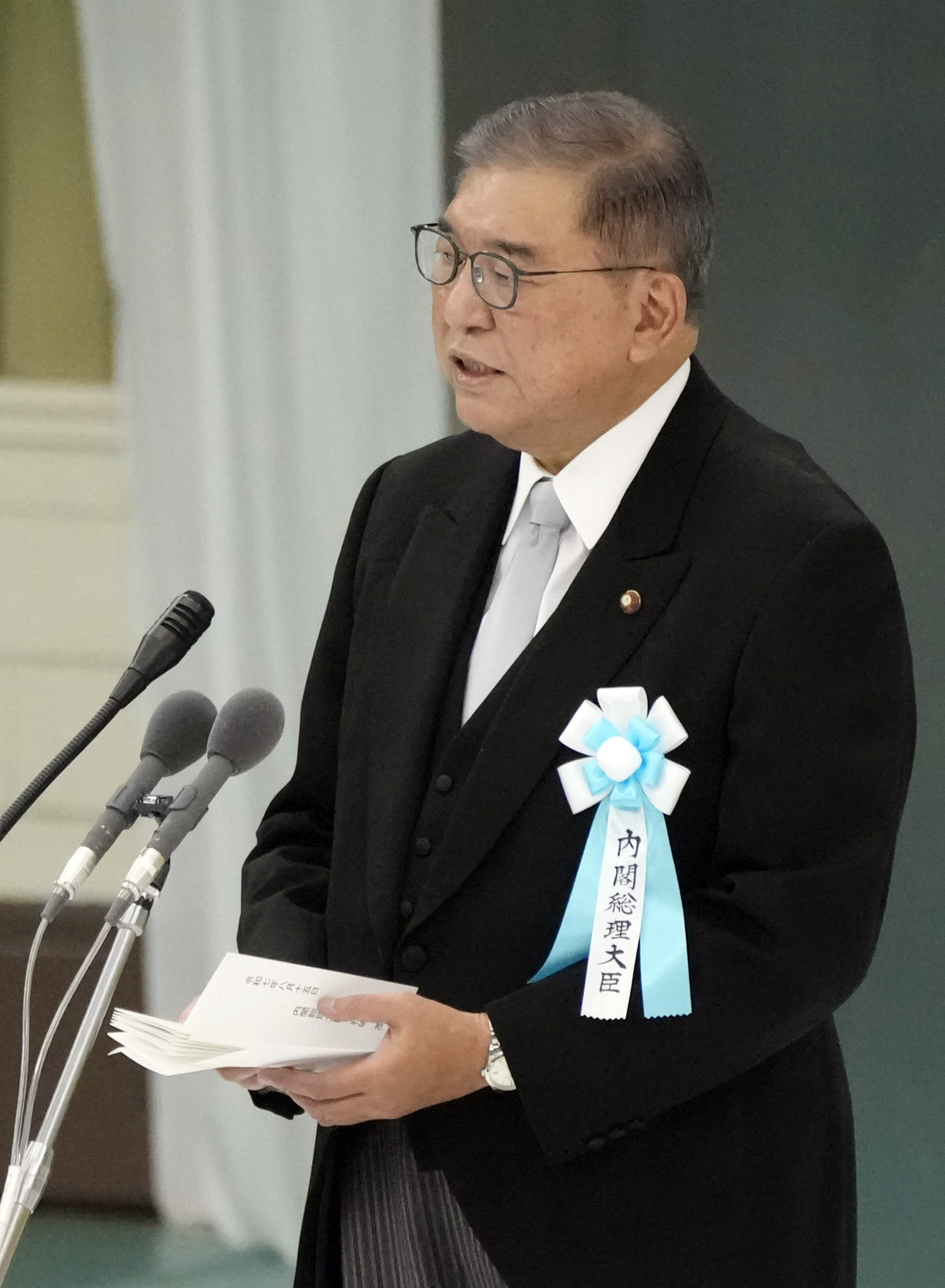 2025年8月15日、全国戦没者追悼式で式辞を述べる石破首相（共同）