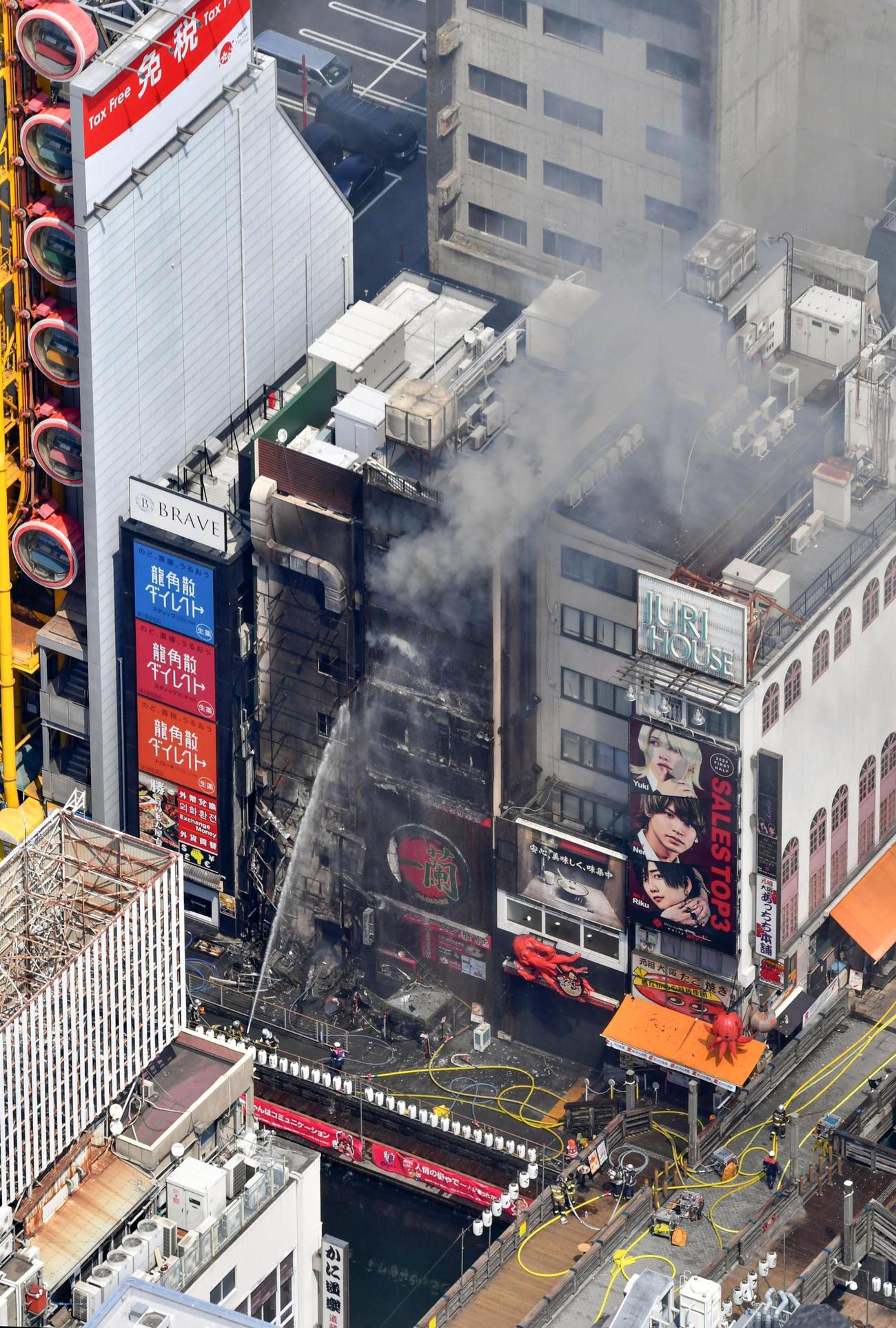 大阪・道頓堀で発生したビル火災＝18日午前10時35分（共同通信社ヘリから）
