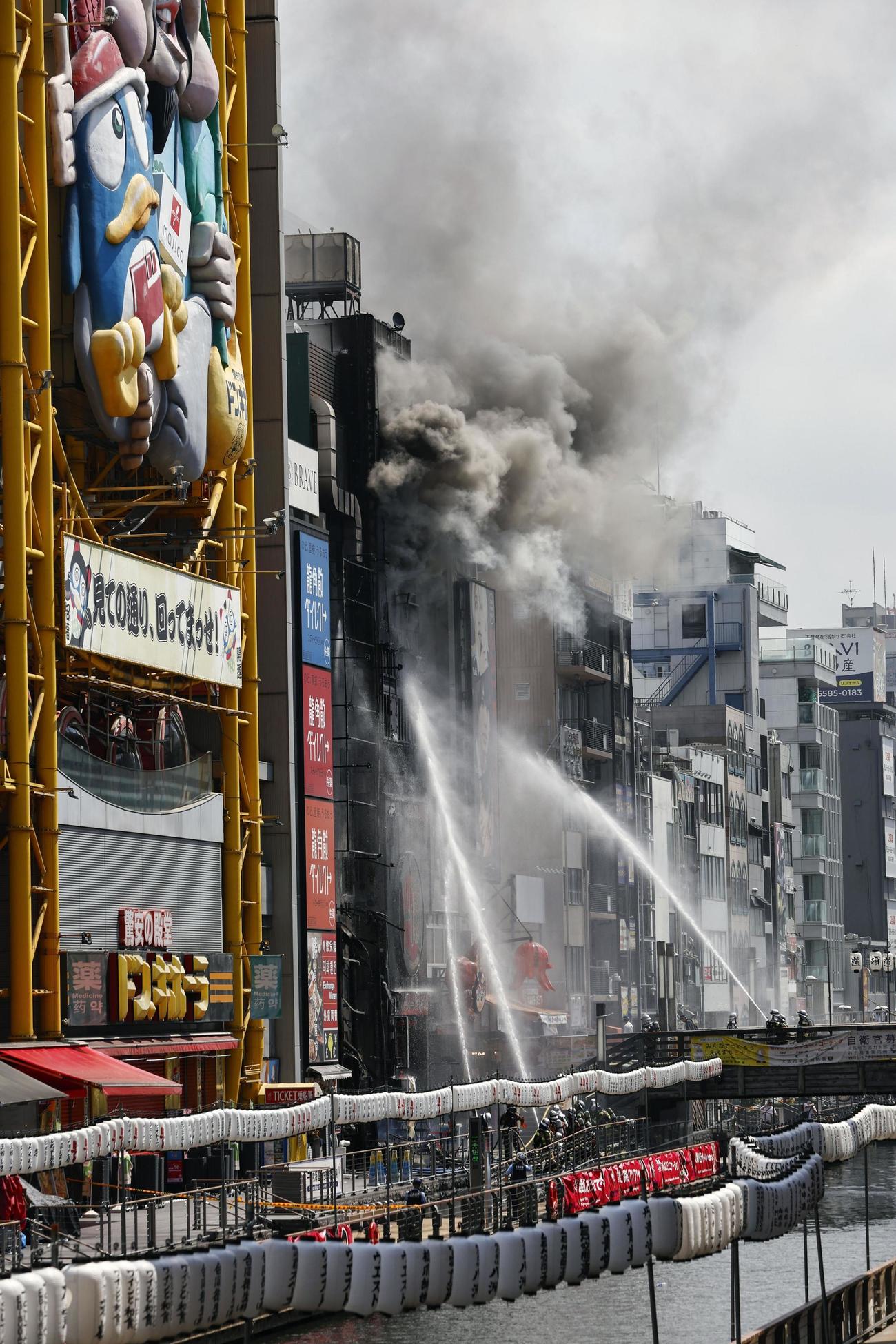 大阪・道頓堀で発生したビル火災（共同）