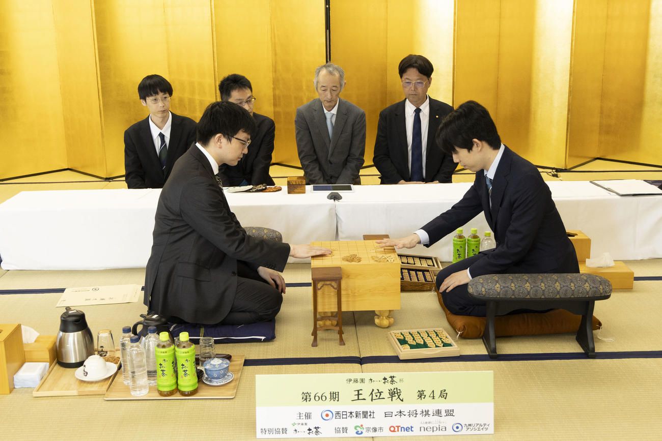 「宗像ユリックス」で前日検分した藤井聡太王位（右）と永瀬拓矢九段（日本将棋連盟提供）