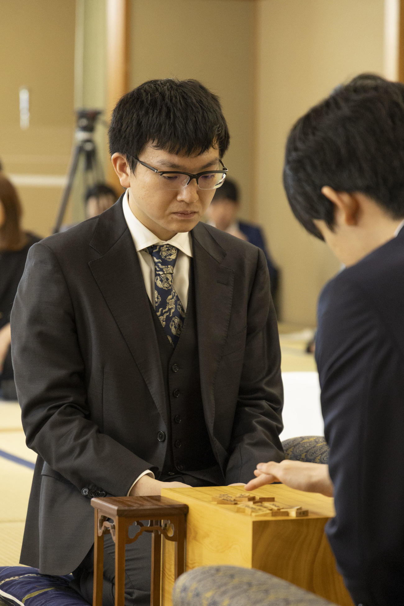 第66期王位戦7番勝負第4局の対局会場よなるが福岡県宗像市「宗像ユリックス」で前日検分した永瀬拓矢九段（日本将棋連盟提供）