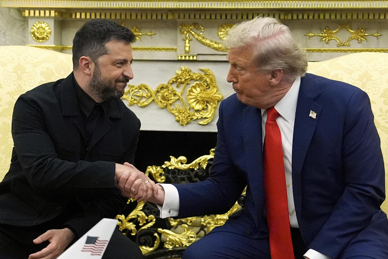 ホワイトハウスで握手するトランプ米大統領（右）とウクライナのゼレンスキー大統領＝18日（AP＝共同）