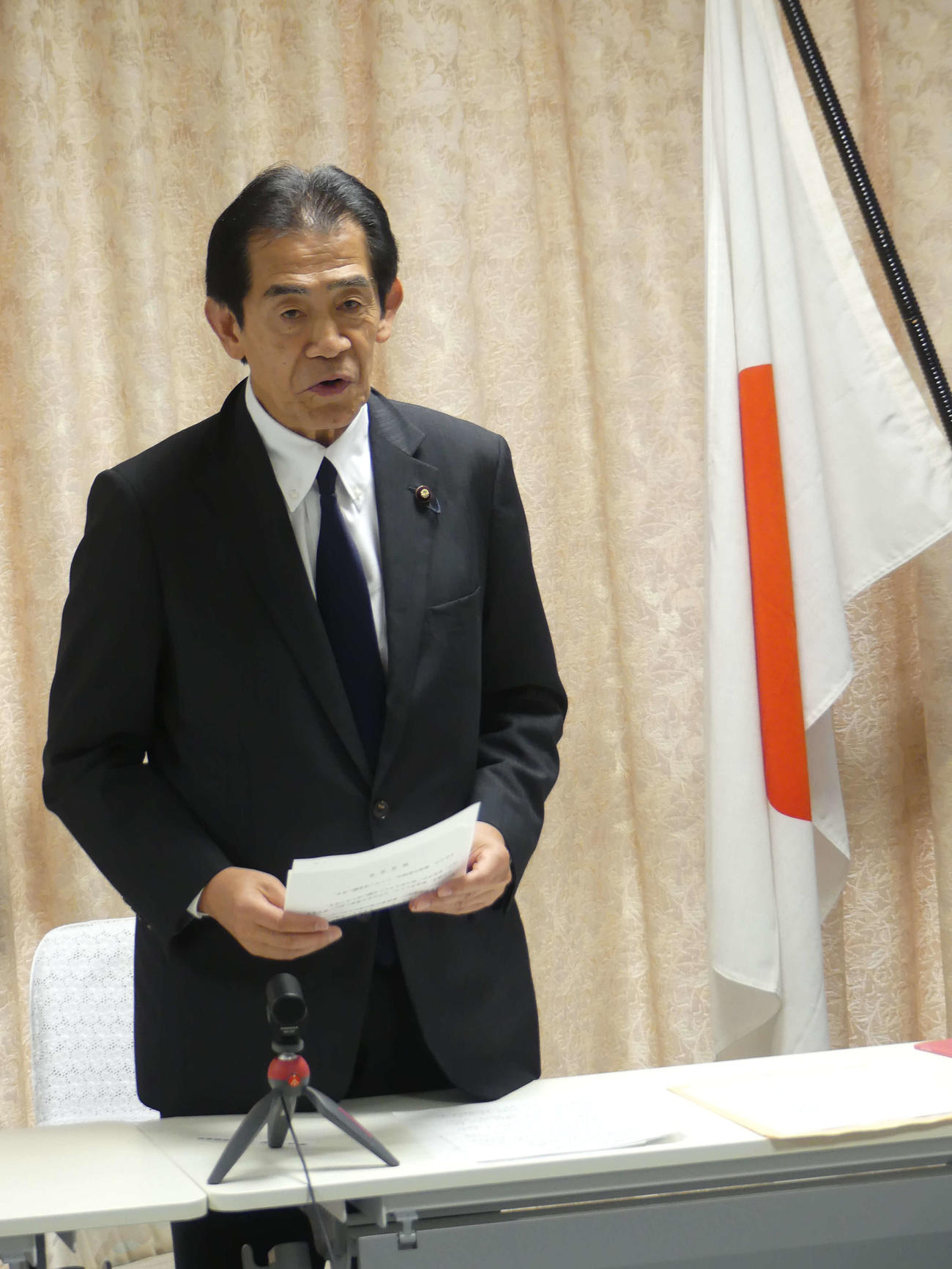 自民党総裁選選挙管理委員会の初会合であいさつする逢沢一郎委員長（撮影・中山知子）