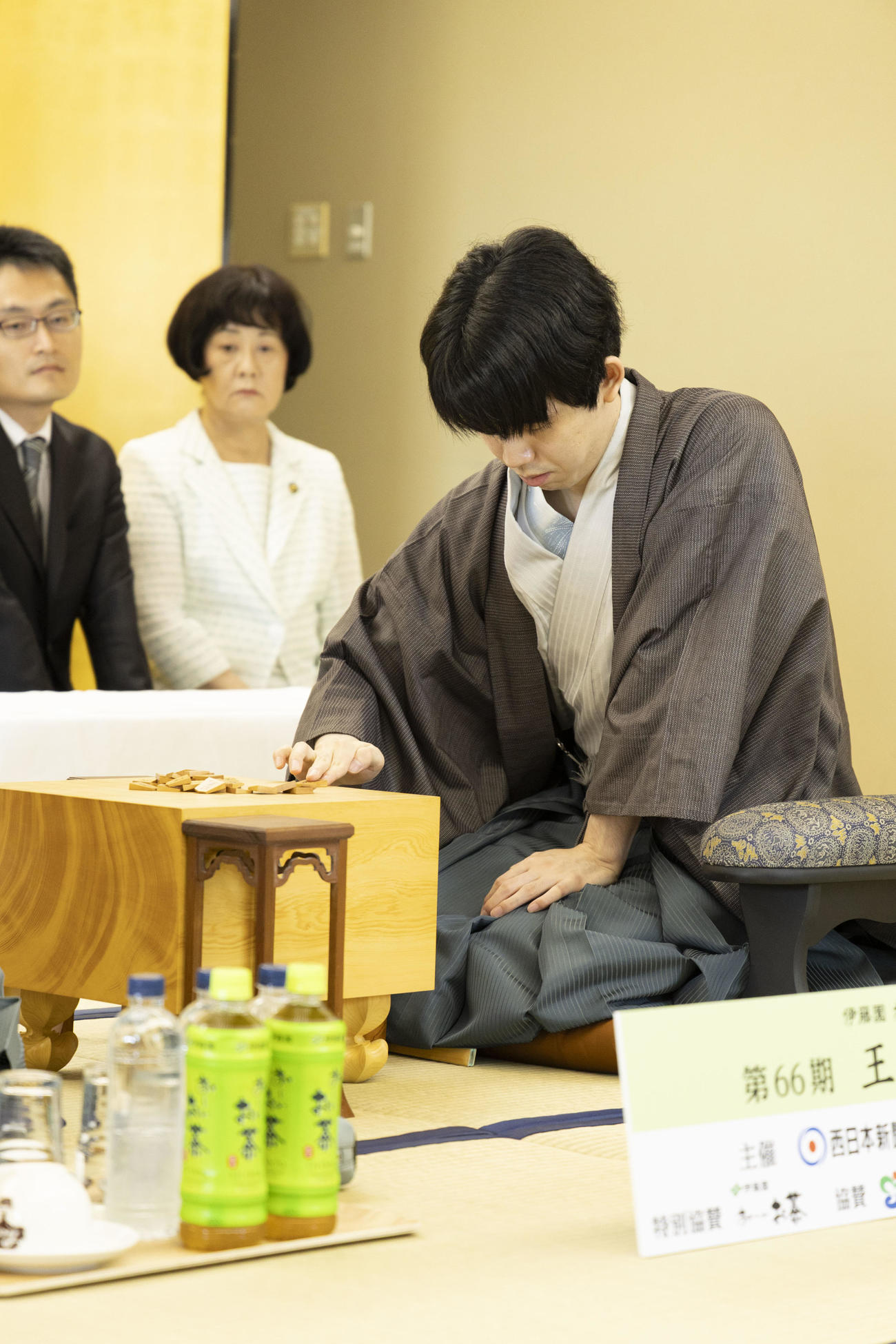 第66期王位戦7番勝負第4局に臨んだ藤井聡太王位（日本将棋連盟提供）