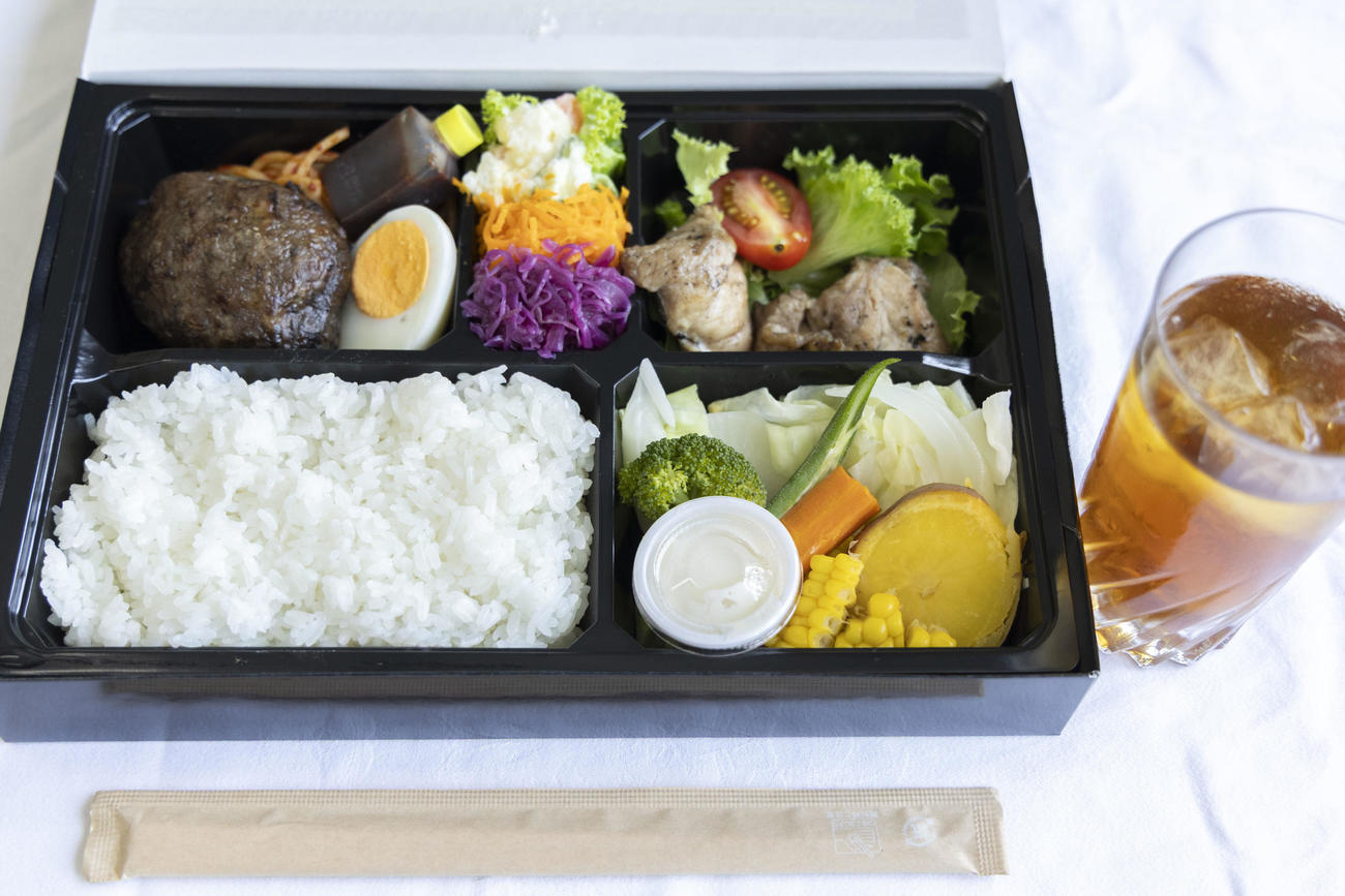 藤井聡太王位の昼食「むなかた牛の炭焼きハンバーグと宗像野菜の蒸籠（せいろ）蒸し」（日本将棋連盟提供）