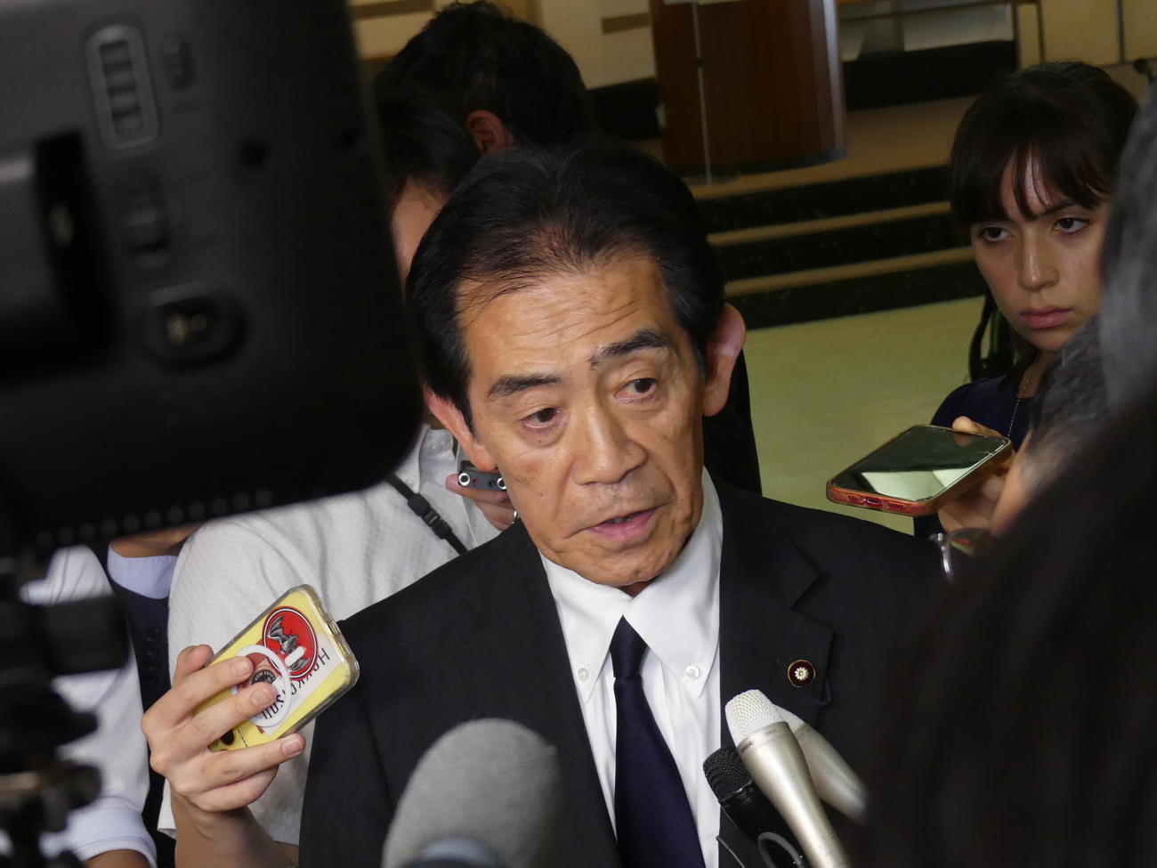 自民党総裁選選挙管理委員会の初会合後、取材に応じる逢沢一郎委員長（撮影・中山知子）