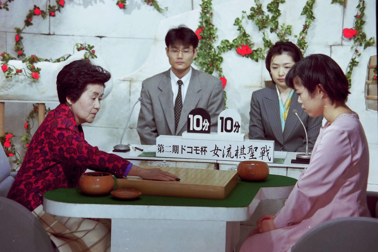 99年の第2期女流棋聖戦で杉内寿子八段（左）は小林泉美女流棋聖（右）に挑戦（日本棋院提供）