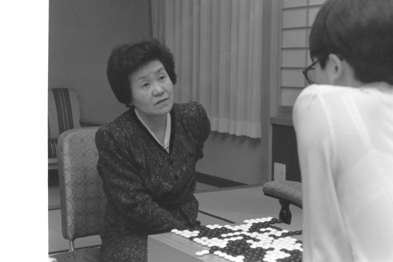 1991年2月20日の女流名人戦で青木喜久代名人と対極する杉内寿子八段（日本棋院提供）
