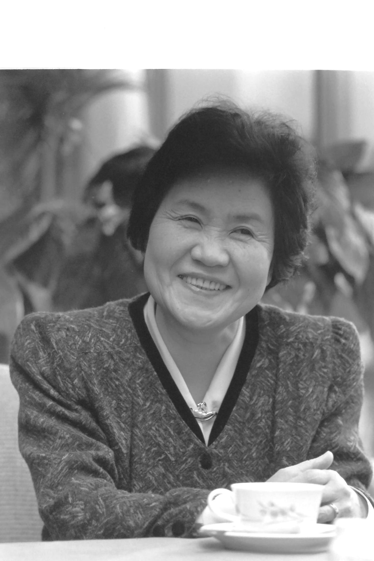 1991年2月20日の女流名人戦で青木喜久代名人と対極する杉内寿子八段（日本棋院提供）