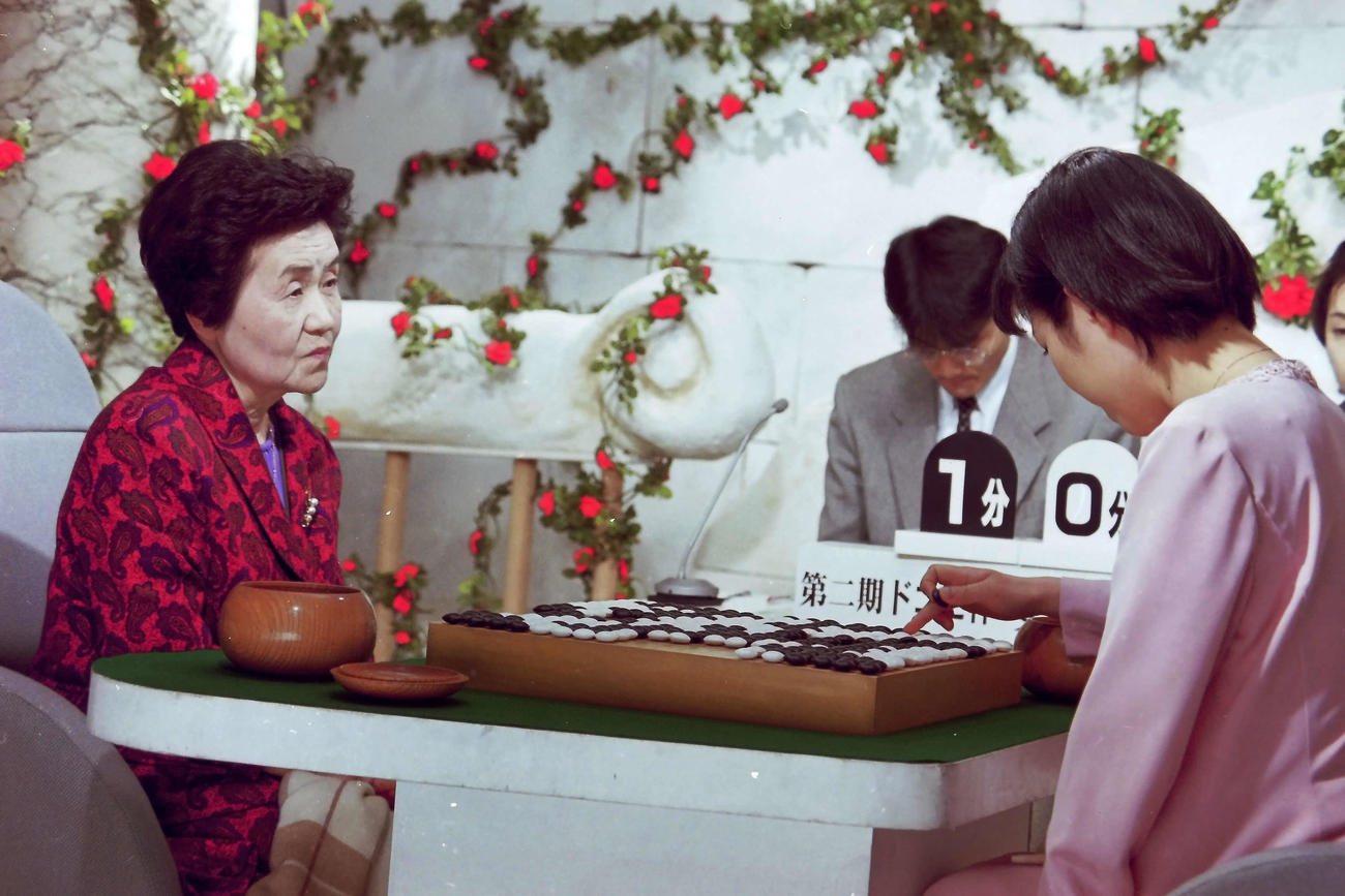 1999年1月29日の女流棋聖戦で小林泉美女流棋聖と対局する杉内寿子八段（日本棋院提供）