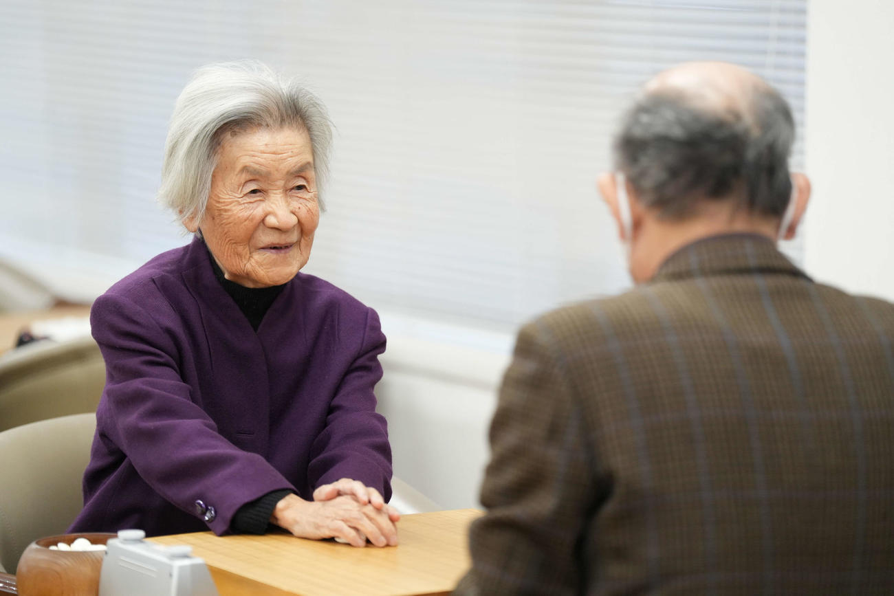 24年1月18日の棋聖戦で笠井浩二七段と対局する杉内寿子八段（日本棋院提供）
