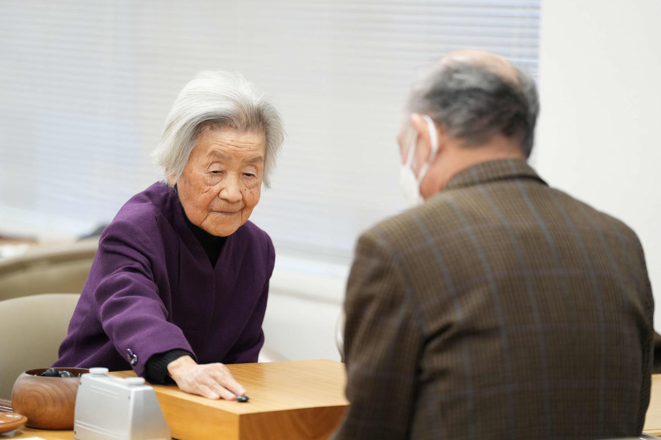 24年1月18日の棋聖戦で笠井浩二七段と対局する杉内寿子八段（日本棋院提供）