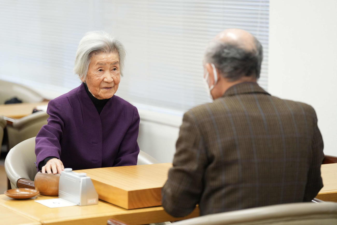昨年の棋聖戦で笠井浩二七段と対戦した時の杉内寿子八段（日本棋院提供）